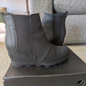 Sorel Joan of Arctic wedge II Chelsea boots size 7